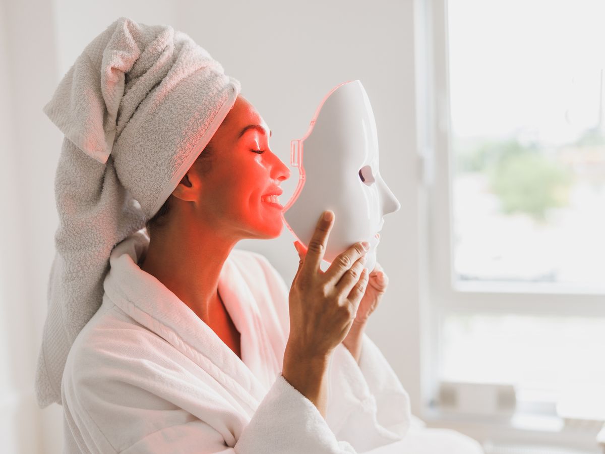 A guest with a red light therapy mask