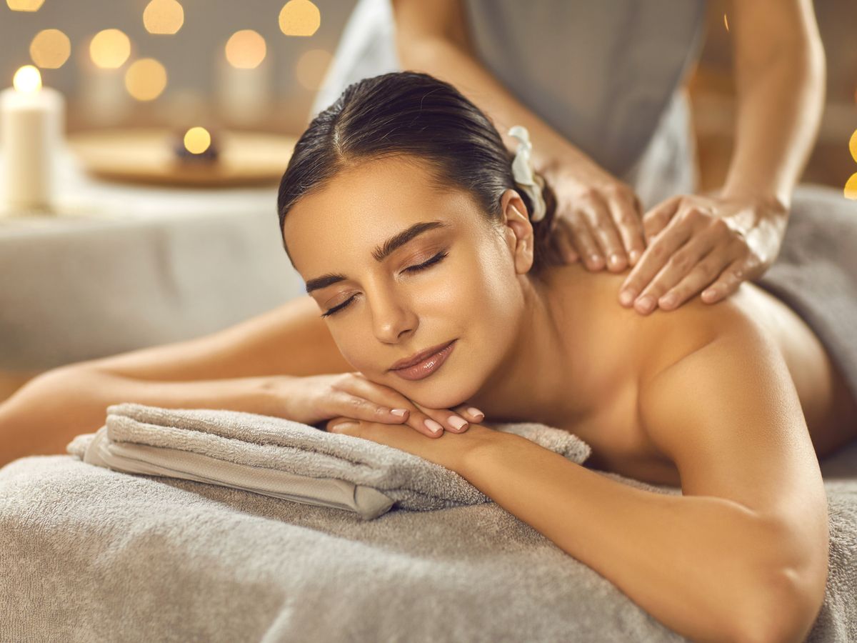 A relaxing shoulder massage by candlelight